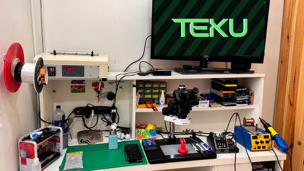 Bancada de conserto da Teku com microscópio e estação de solda